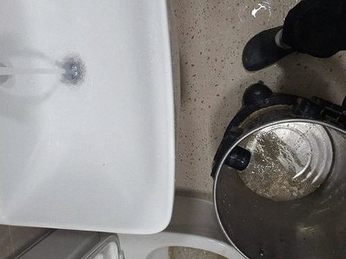 서초동 하수구막힘 배수 조치 후 상가 배수구의 물 흐름을 확인하는 모습